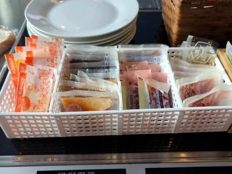 ちょい寝ホテル札幌手稲 　朝食　パンに塗るマーガリンやジャム