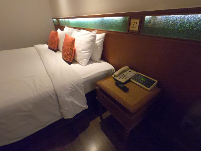 バンコク ホテル ロータス スクンビット　　デラックスキングルーム　ベッドサイド
