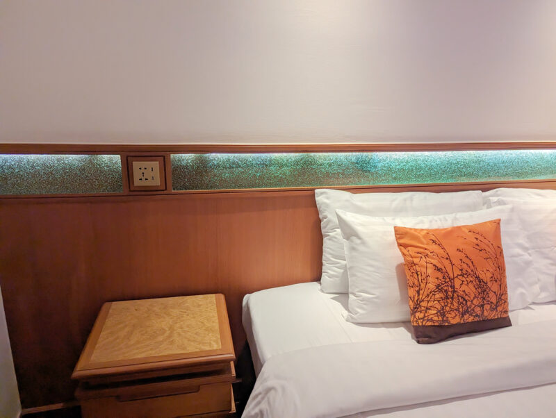 バンコク ホテル ロータス スクンビット　　デラックスキングルーム　ベッドサイド