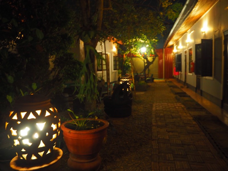 Chaliya Boutique Garden　ホテル敷地内の庭園（夜）