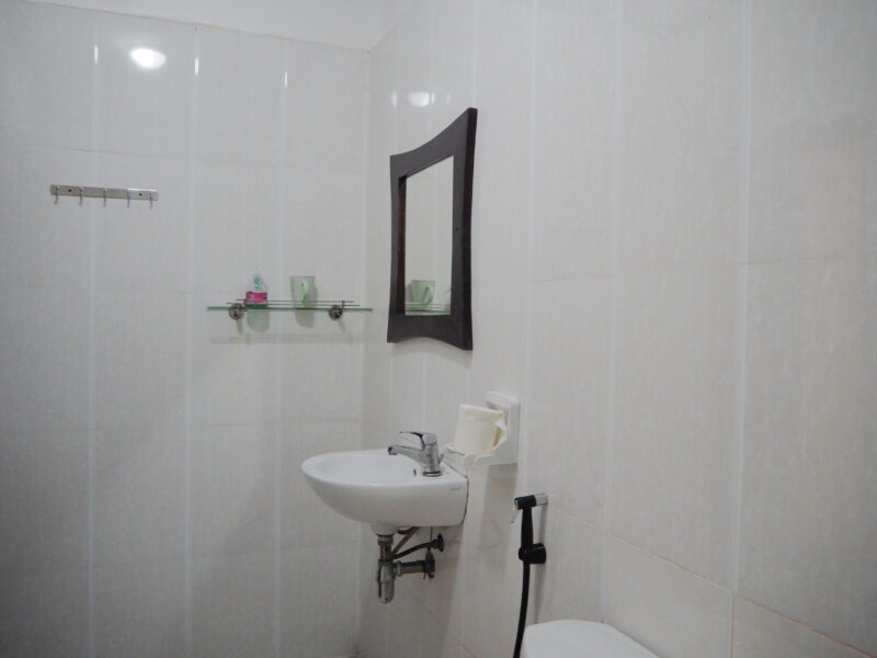 Thatsaphone Hotel LuangPrabang bathroom