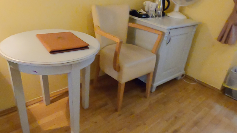 Hotel Cerny Slon 部屋のテーブル・椅子