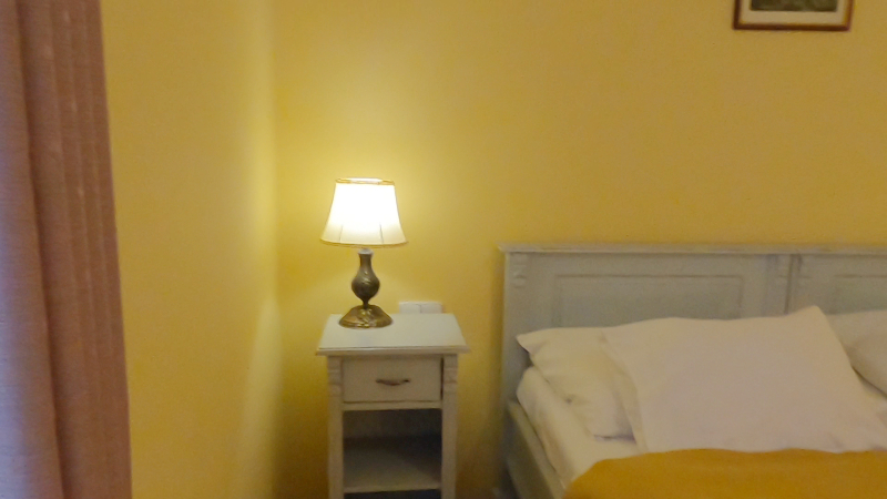 Hotel Cerny Slon ベッドサイドのコンセントプラグ