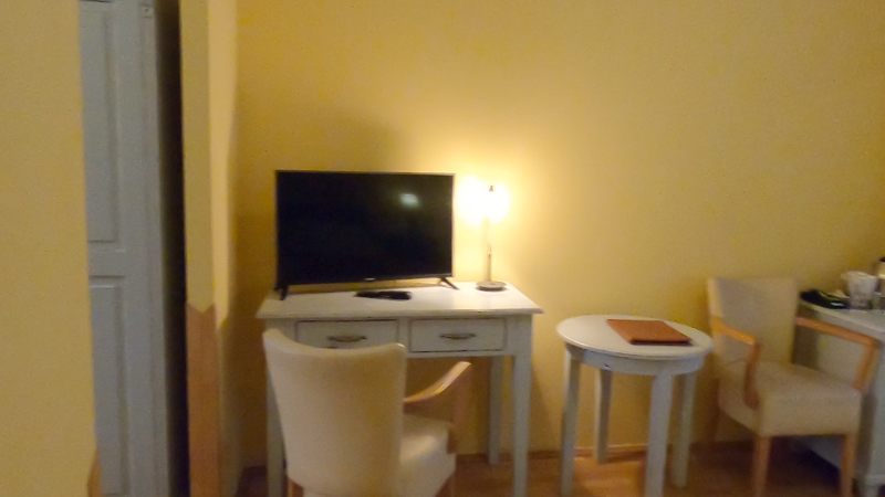 Hotel Cerny Slon 部屋のデスク、テレビ