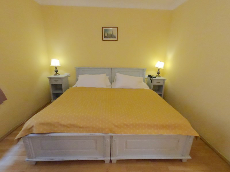 Hotel Cerny Slon ダブルルームのベッド