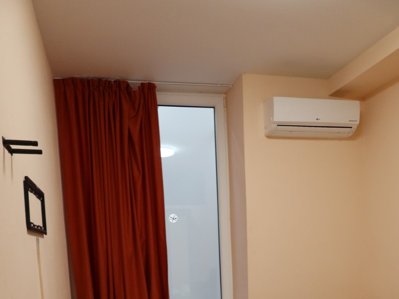Penzion Gremium 部屋のエアコンと窓