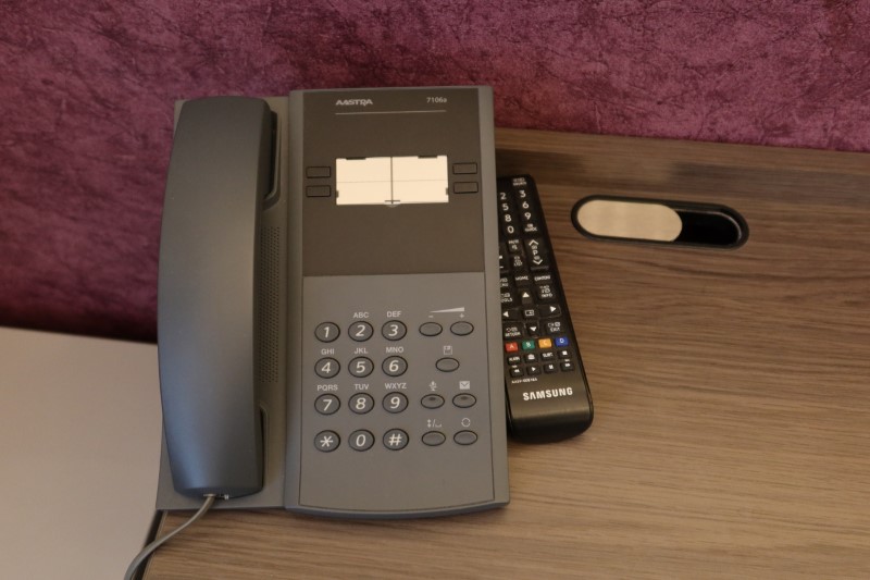 Hotel Pension Baron am Schottentor 部屋の電話とテレビのリモコン