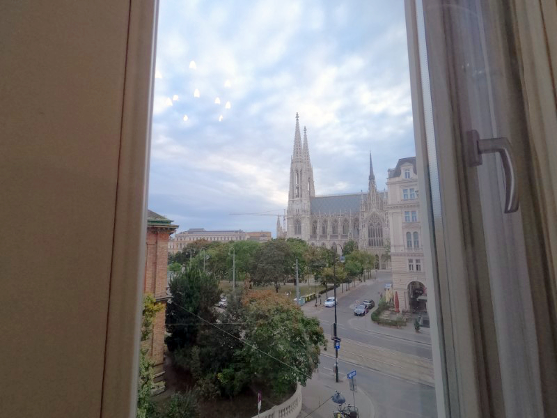 Hotel Pension Baron am Schottentor 部屋の窓から見えるヴォティーフ教会