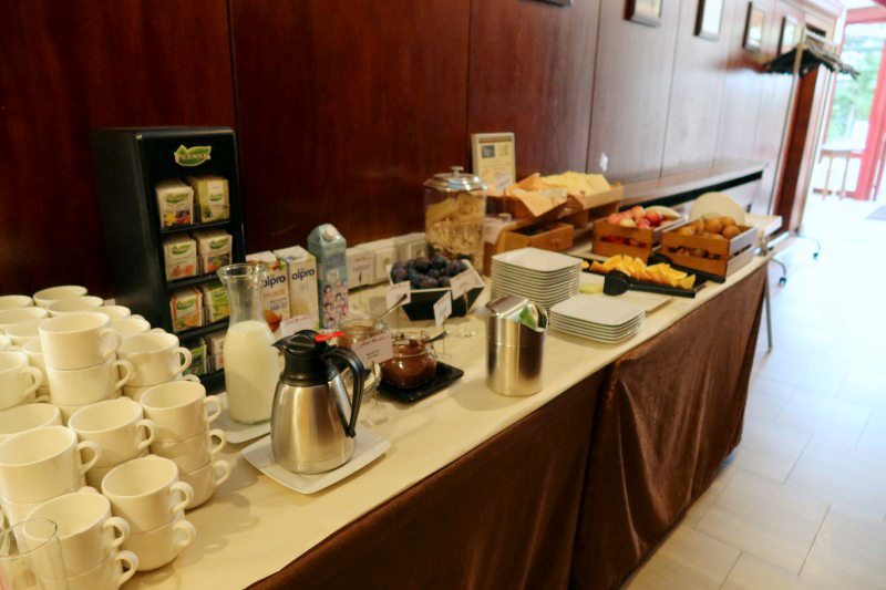 Benczur Hotel 朝食ビュッフェ　フルーツ
紅茶、ミルク、alpro、グルテンフリーのペストリー