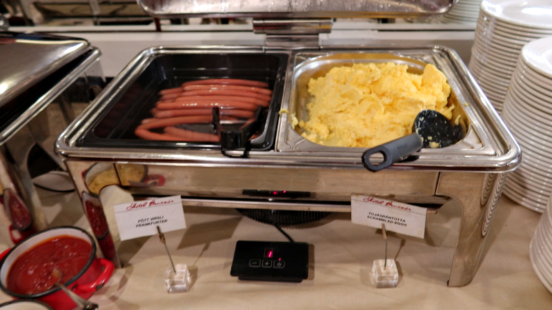 Benczur Hotel 朝食ビュッフェのスクランブルエッグとゆでたソーセージ