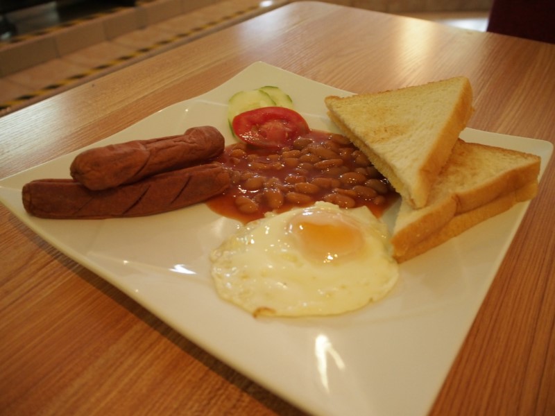 Jubilee hotel 併設カフェ『B-Chat Cafe』のEnglish Breakfast
