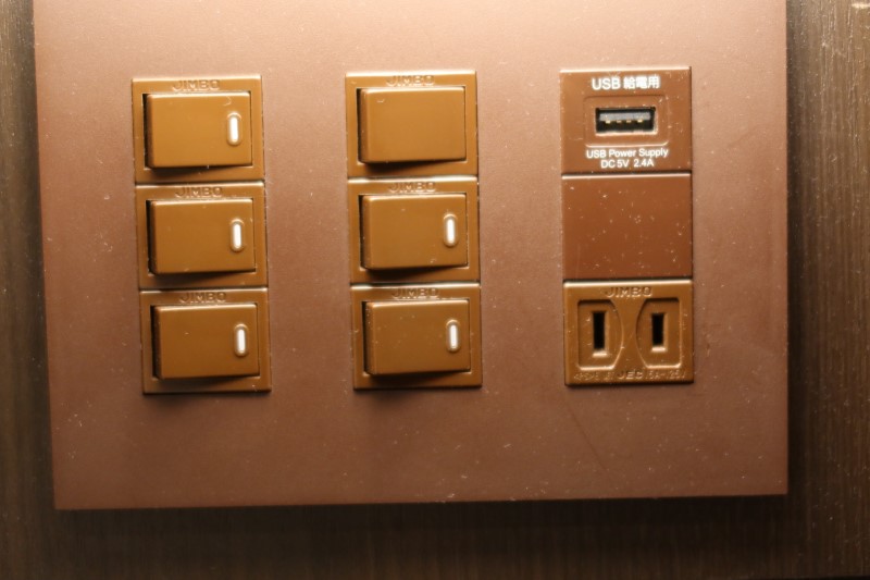 ホテルシュランザ幕張ベイ 部屋のコンセントプラグ・USBポート