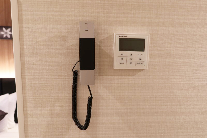 ホテルシュランザ幕張ベイ　部屋のエアコン操作パネルと内線電話