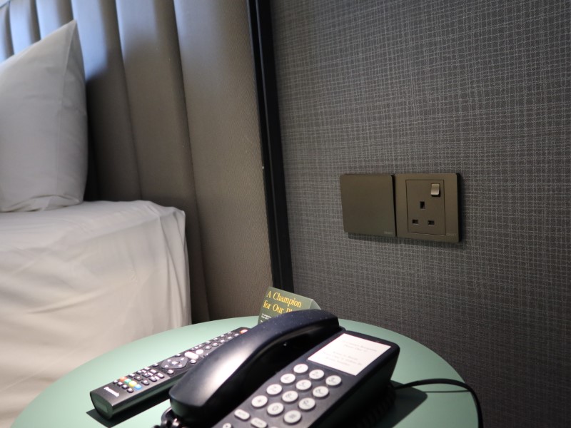 Sleeping Lion Suites superior room コンセント