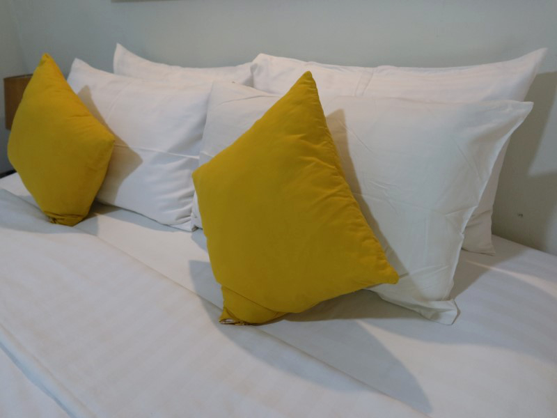 Wapi Resort Koh Lipe "Garden Bungalow"のベッドの枕