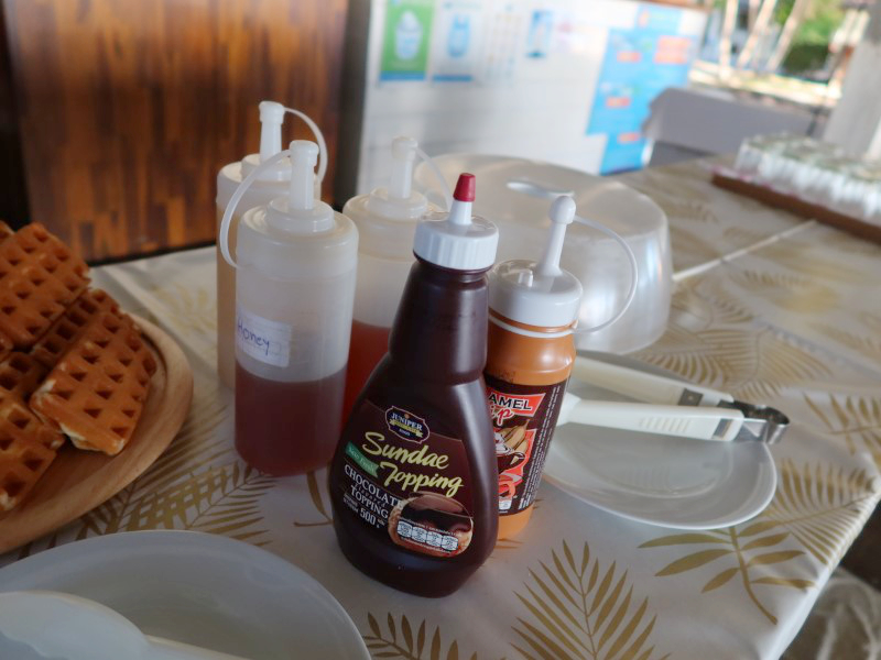 "Wapi Resort" 朝食　チョコレートトッピング、ハチミツ、キャラメルトッピング