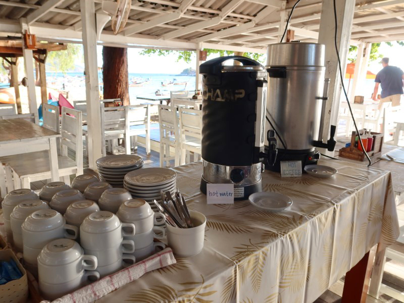 "Wapi Resort" 朝食　紅茶用のお湯とコーヒー