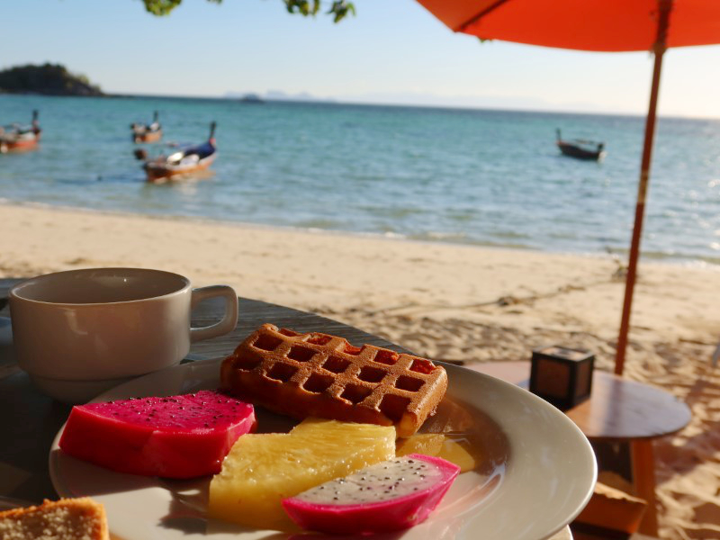 "Wapi Resort" 朝食レストランの海辺の席