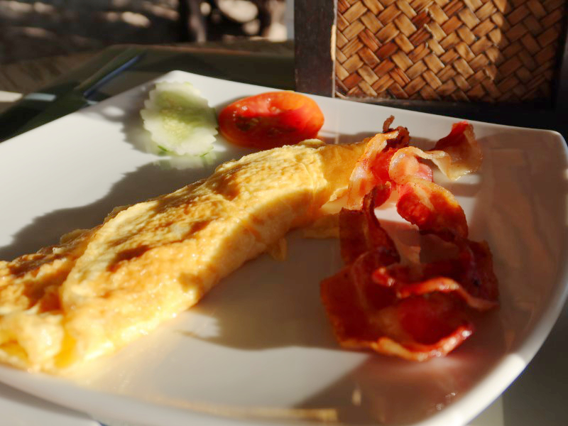 "Wapi Resort" 朝食 卵料理とベーコン