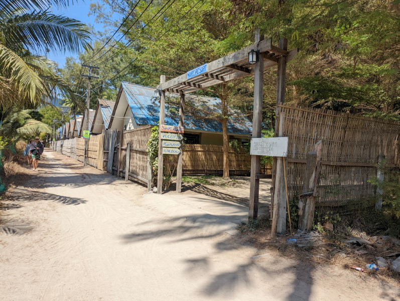 "Wapi Resort" ビーチと逆側のホテル入口